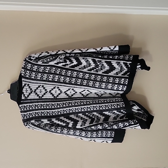 A small/medium black and white aztec print cardigan Aeropostale - Picture 3 of 3